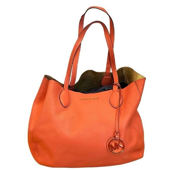 MICHAEL KORS Mae Large Reversible Tote Peach and Gold - Picture 2 of 12